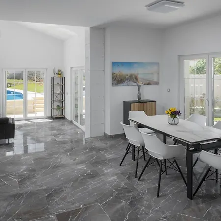 Nina Βίλα Πόρετς